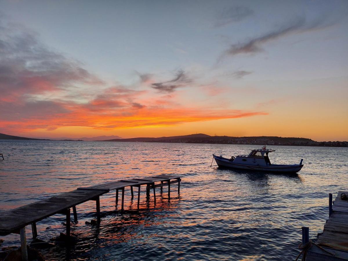 Celil Pansiyon Ayvalı Exterior foto